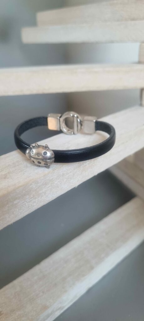 Bracelet enfant en cuir noir et coccinelle argentée