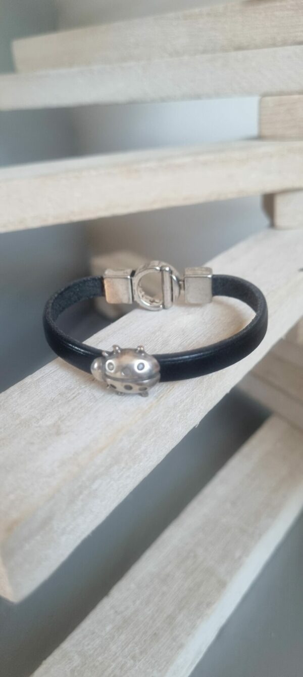 Bracelet enfant en cuir noir et coccinelle argentée