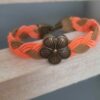 Bracelet enfant en cuir tressé marron et orange, fleur bronze