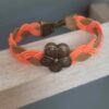 Bracelet enfant en cuir tressé marron et orange, fleur bronze