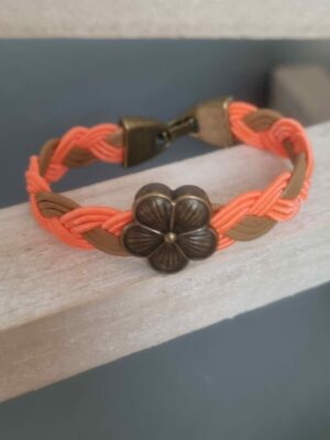 Bracelet enfant en cuir tressé marron et orange, fleur bronze