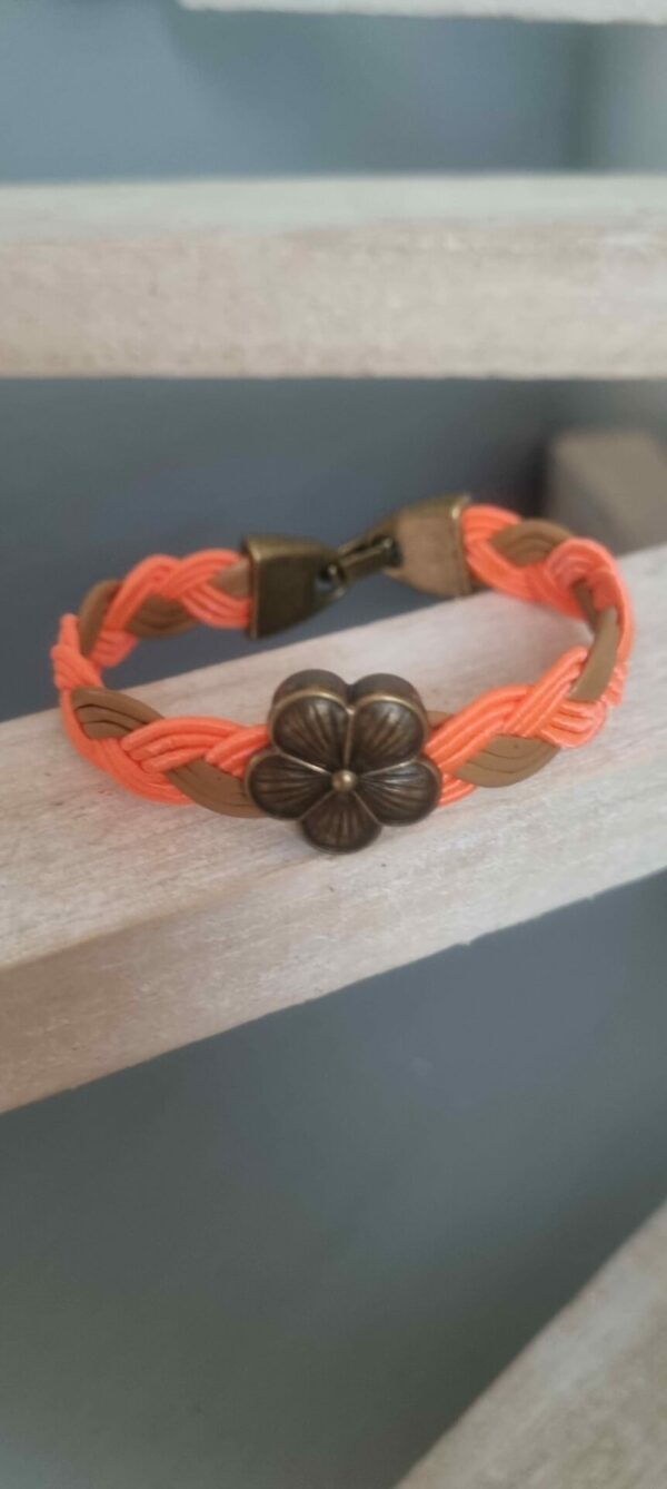 Bracelet enfant en cuir tressé marron et orange, fleur bronze