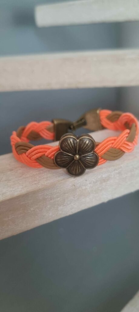 Bracelet enfant en cuir tressé marron et orange, fleur bronze