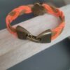 Bracelet enfant en cuir tressé marron et orange, fleur bronze