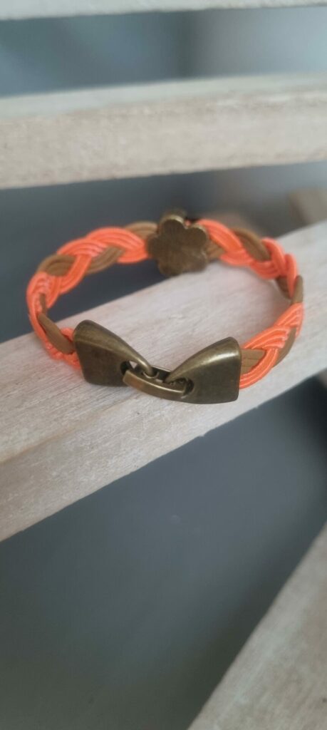 Bracelet enfant en cuir tressé marron et orange, fleur bronze