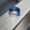 Bague femme en cuir rond bleu métallisé, passant argenté