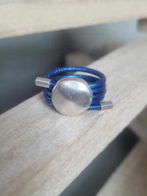 Bague femme en cuir rond bleu métallisé, passant argenté