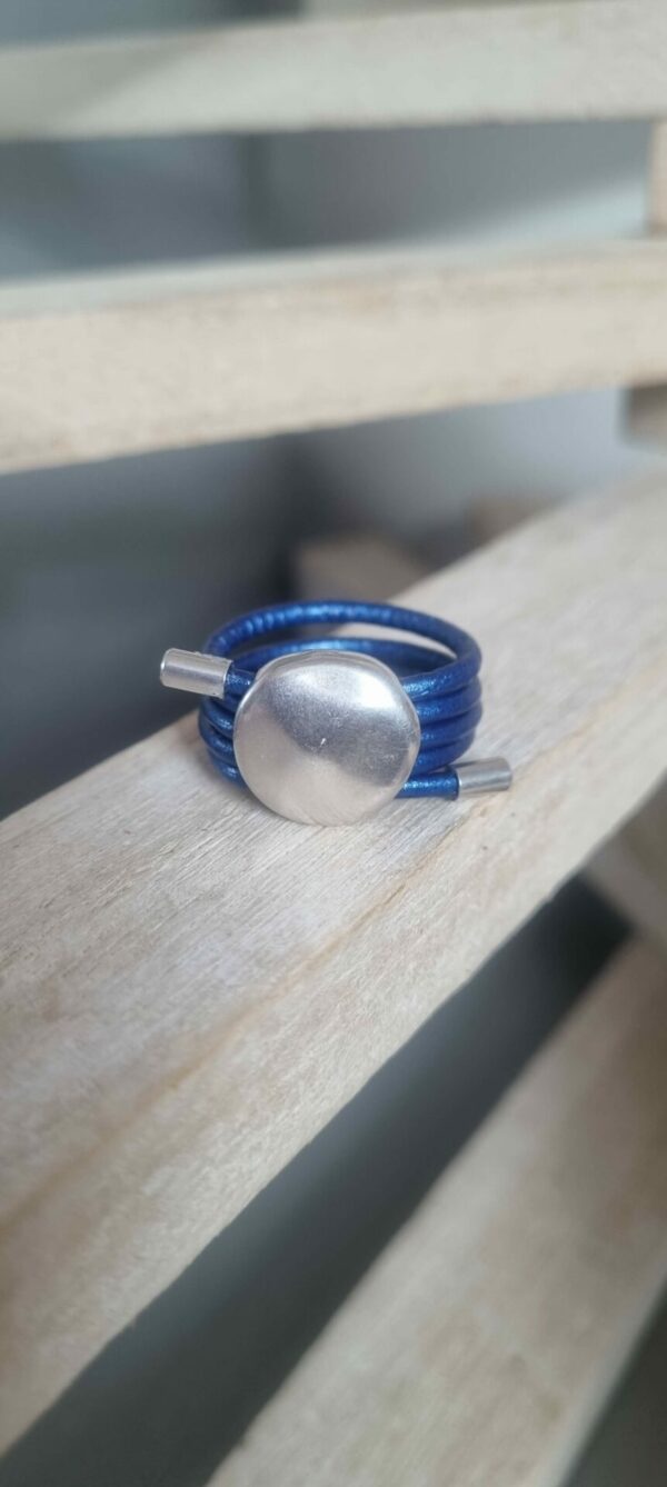 3BA28 Bague femme en cuir rond bleu métallisé, passant argenté