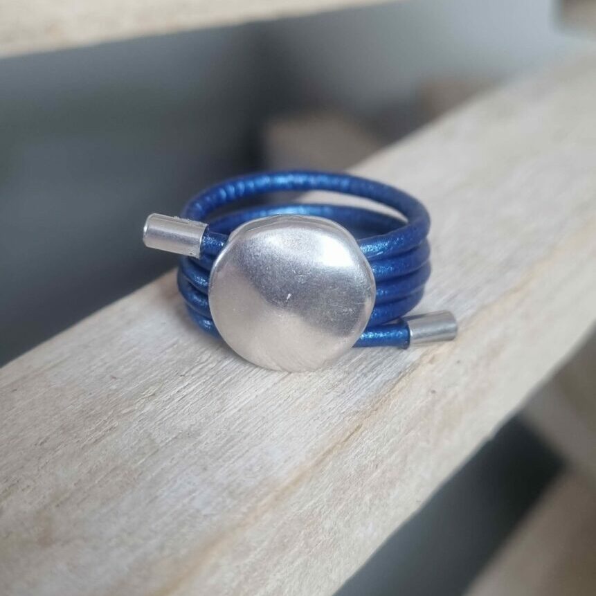 Bague femme en cuir rond bleu métallisé, passant argenté