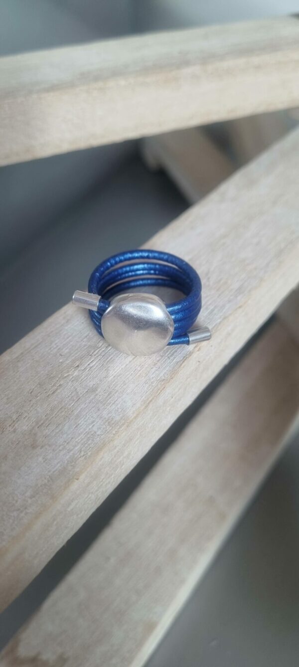 3BA28 Bague femme en cuir rond bleu métallisé, passant argenté