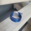 Bague femme en cuir rond bleu métallisé, passant argenté