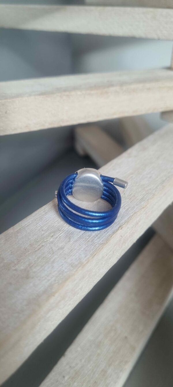 Bague femme en cuir rond bleu métallisé, passant argenté