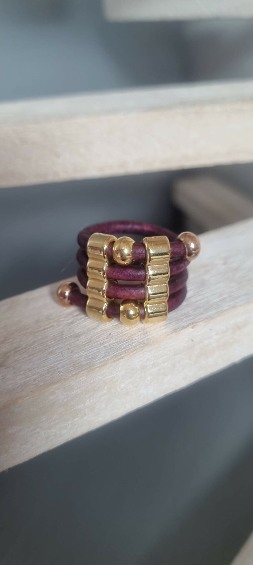 Bague femme en cuir rond 3mm violet et passants dorés