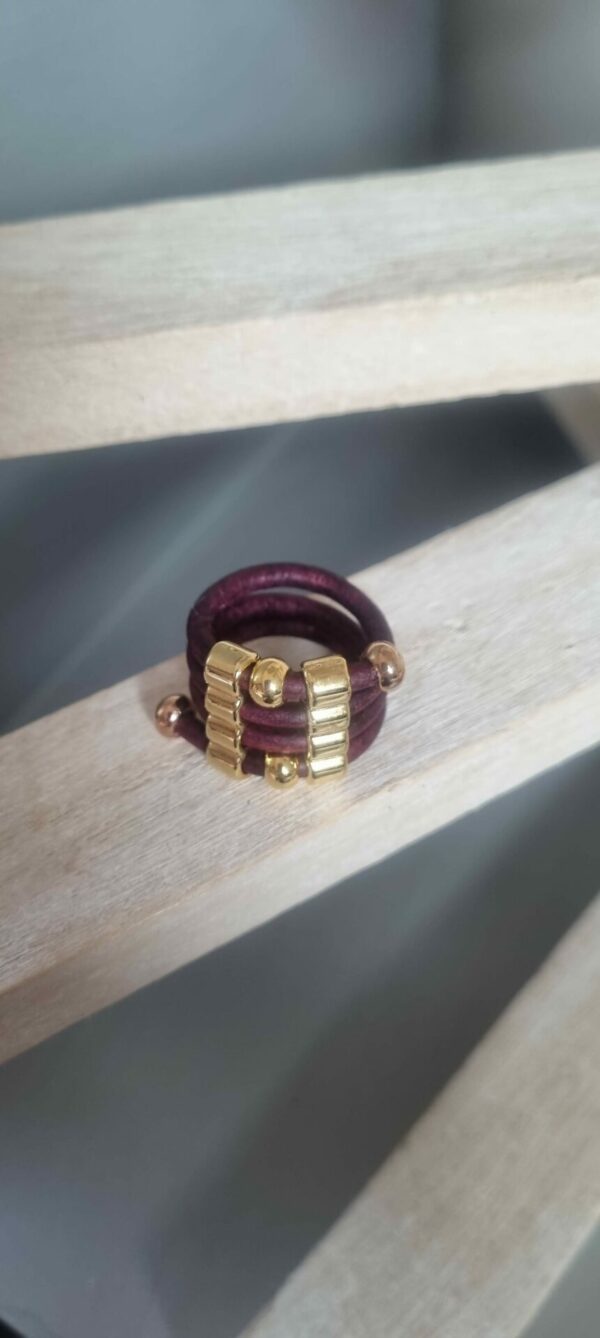 Bague femme en cuir rond 3mm violet et passants dorés