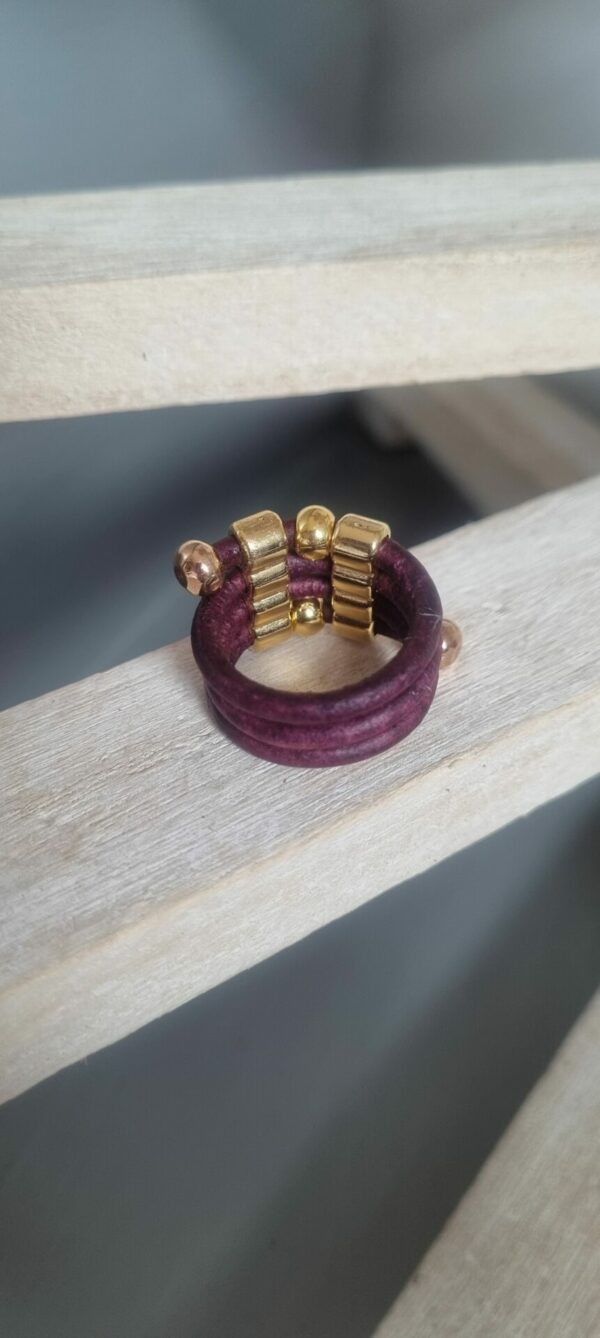 Bague femme en cuir rond 3mm violet et passants dorés