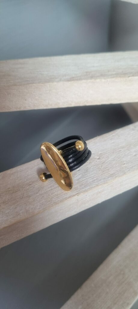 Bague femme en cuir rond noir 2mm et passant ovale doré