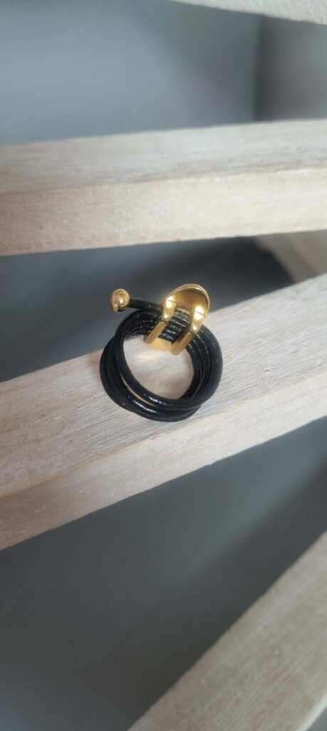 Bague femme en cuir rond noir 2mm et passant ovale doré