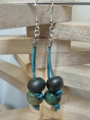 Boucles d'oreille femme en cuir rond bleu, perles en céramique bleue