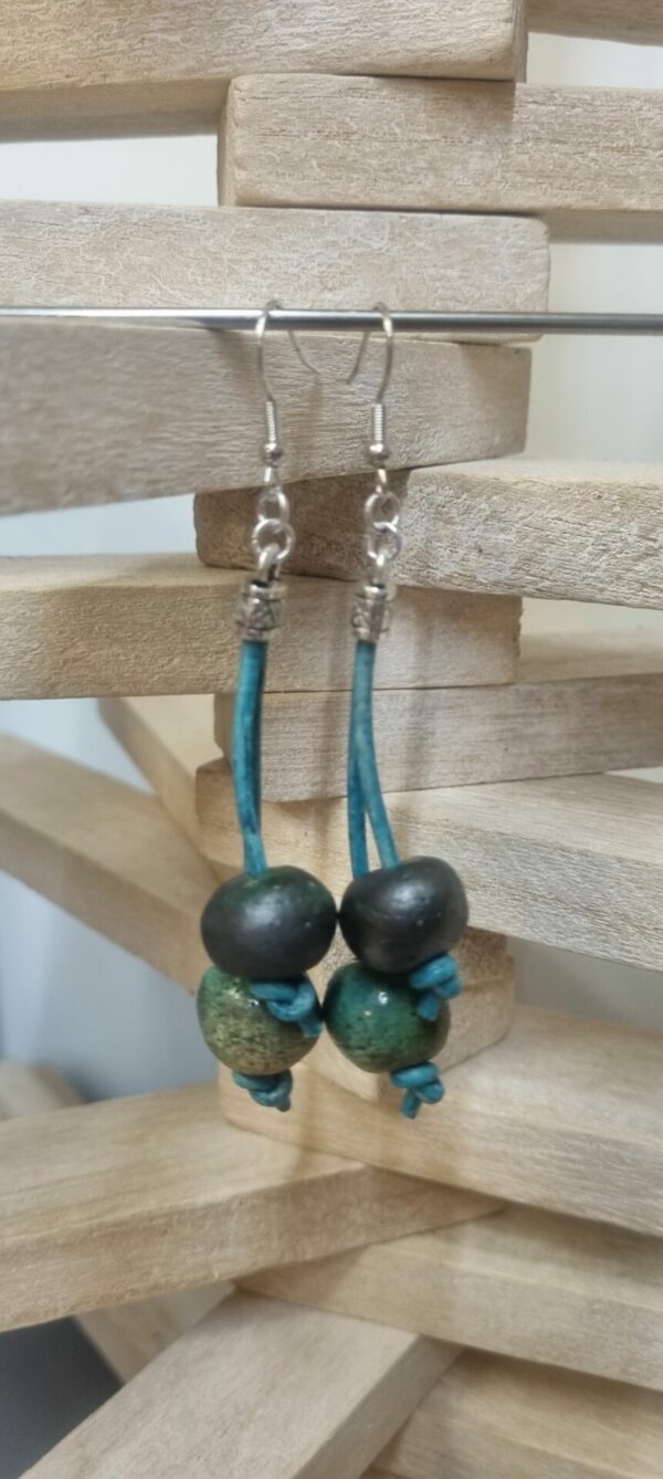 Boucles d'oreille femme en cuir rond bleu, perles en céramique bleue