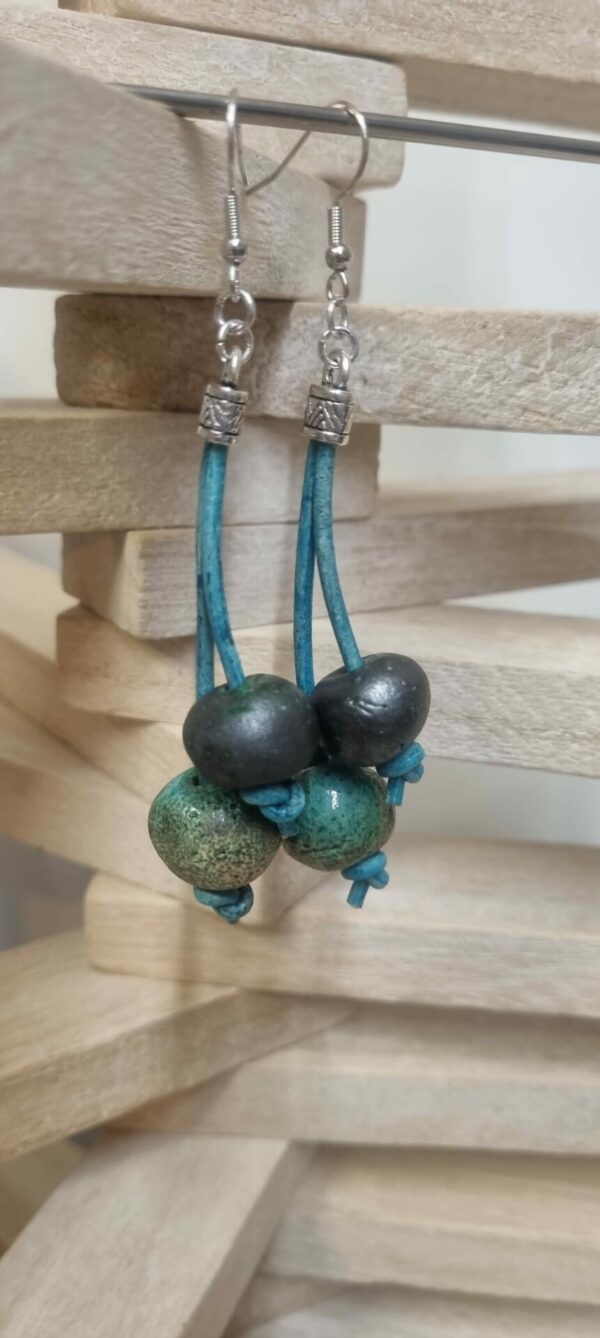 Boucles d'oreille femme en cuir rond bleu, perles en céramique bleue