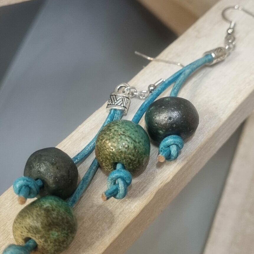 Boucles d'oreille femme en cuir rond bleu, perles en céramique bleue
