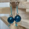 Boucles d'oreille femme en cuir rond bleu, perles en verres bleues