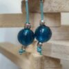 Boucles d'oreille femme en cuir rond bleu, perles en verres bleues