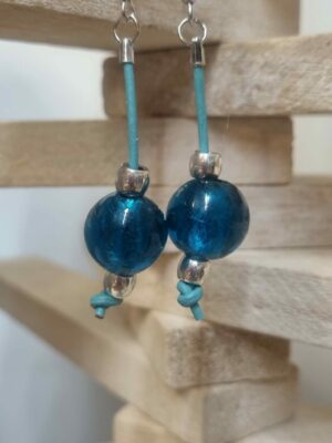 Boucles d'oreille femme en cuir rond bleu, perles en verres bleues