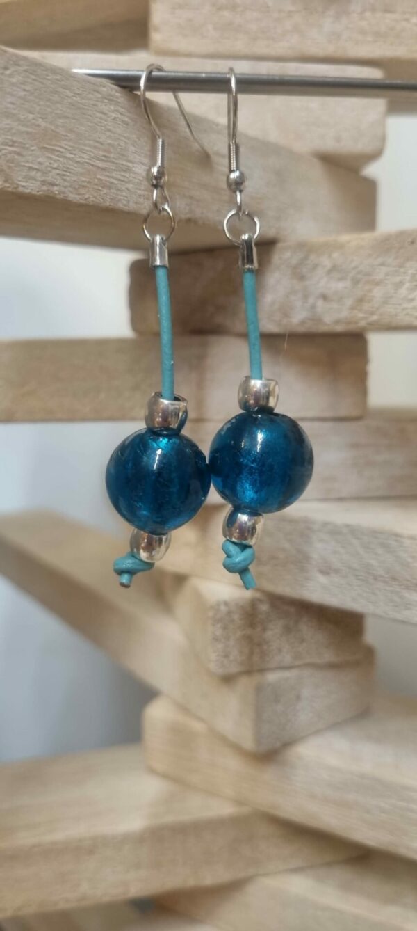 Boucles d'oreille femme en cuir rond bleu, perles en verres bleues