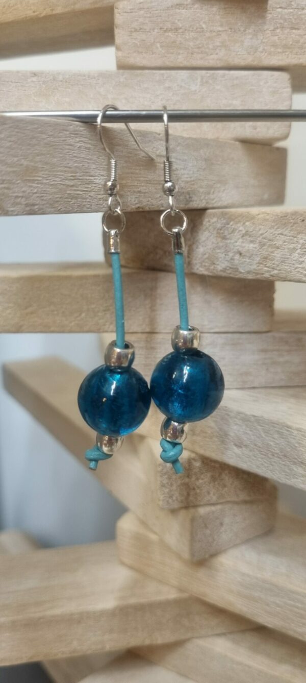 Boucles d'oreille femme en cuir rond bleu, perles en verres bleues