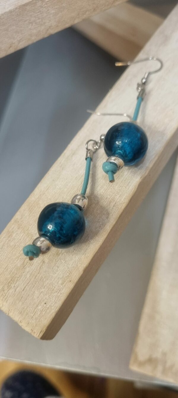 Boucles d'oreille femme en cuir rond bleu, perles en verres bleues