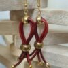 Boucles d'oreille femme en cuir rond rouge et breloques dorées