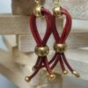 Boucles d'oreille femme en cuir rond rouge et breloques dorées