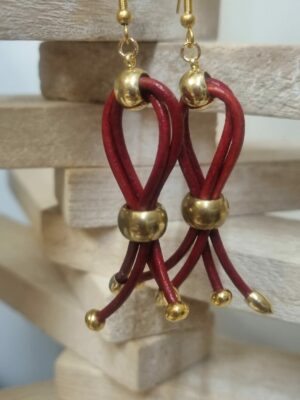 Boucles d'oreille femme en cuir rond rouge et breloques dorées