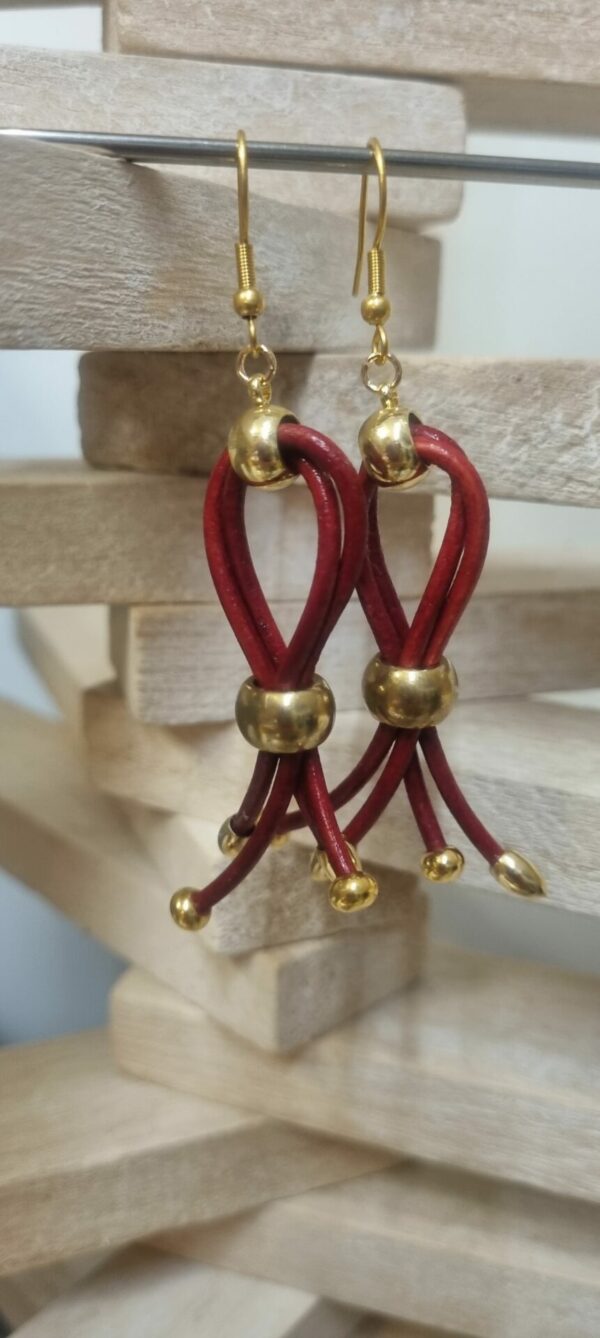 Boucles d'oreille femme en cuir rond rouge et breloques dorées