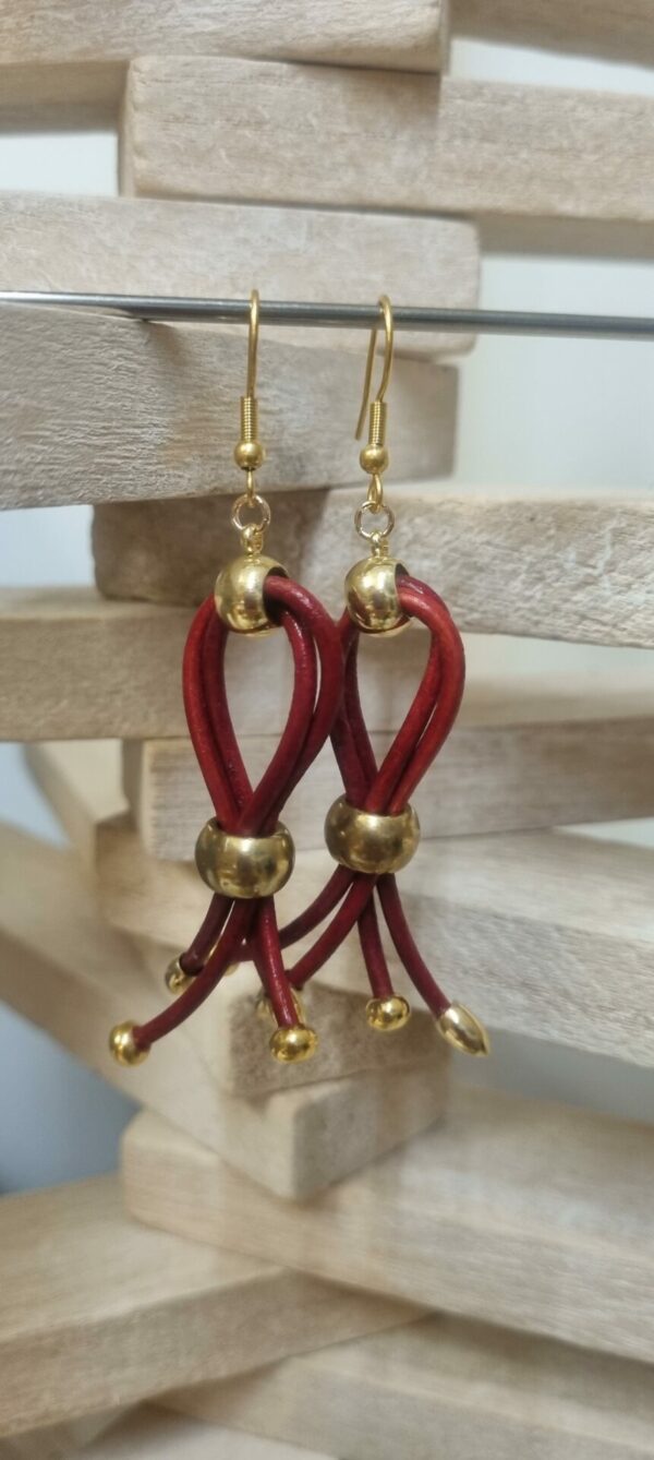 Boucles d'oreille femme en cuir rond rouge et breloques dorées