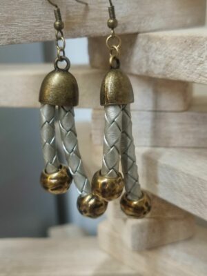 Boucles d'oreille en cuir rond tressé gris et embouts ronds vieil or