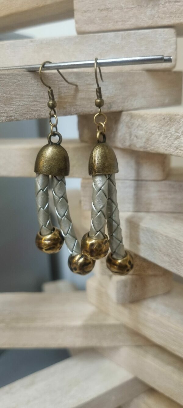 Boucles d'oreille en cuir rond tressé gris et embouts ronds vieil or