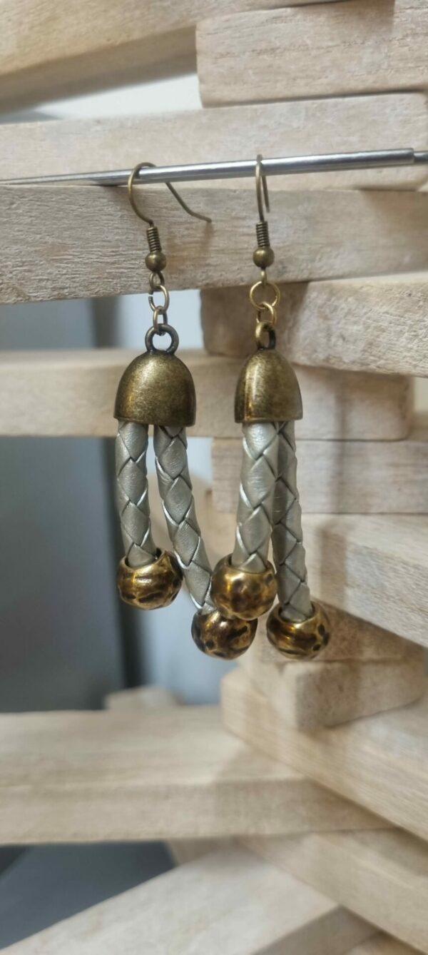 Boucles d'oreille en cuir rond tressé gris et embouts ronds vieil or