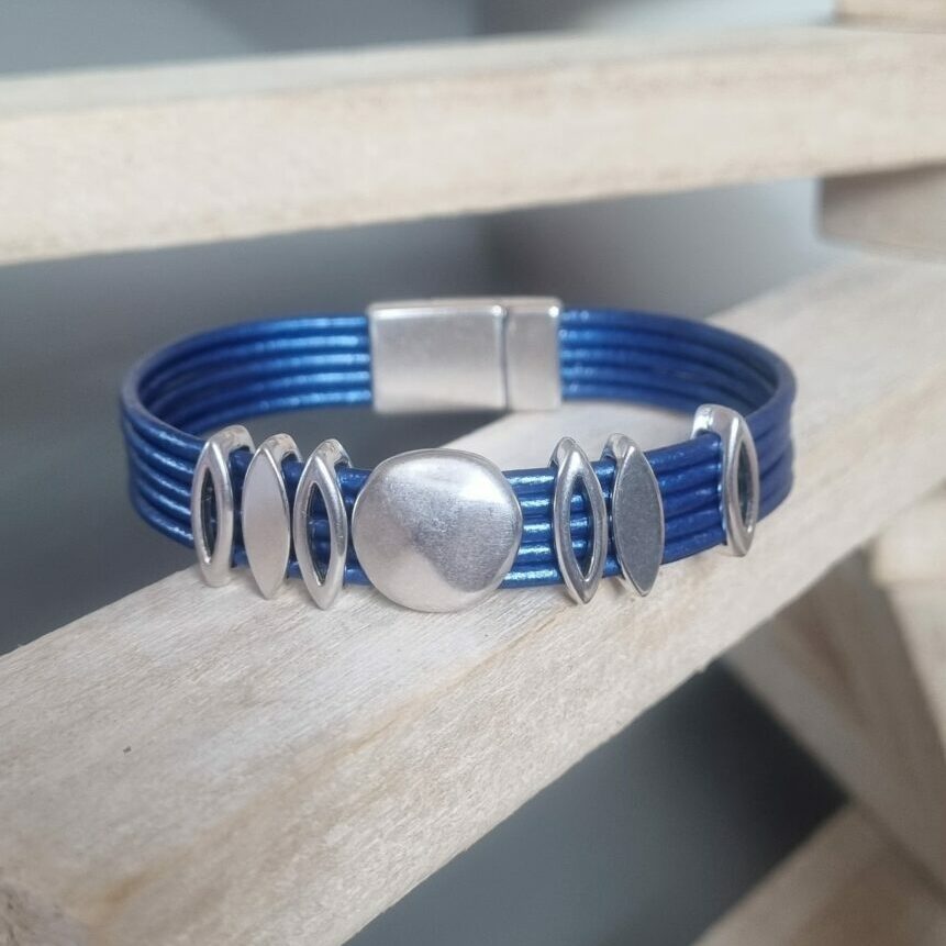 Bracelet femme en cuir rond bleu métallisé, passants argentés