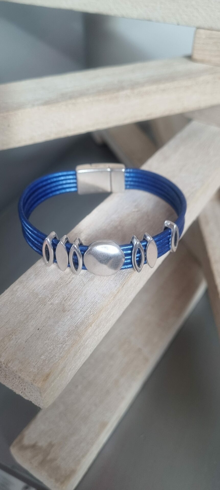 Bracelet femme en cuir rond bleu métallisé, passants argentés