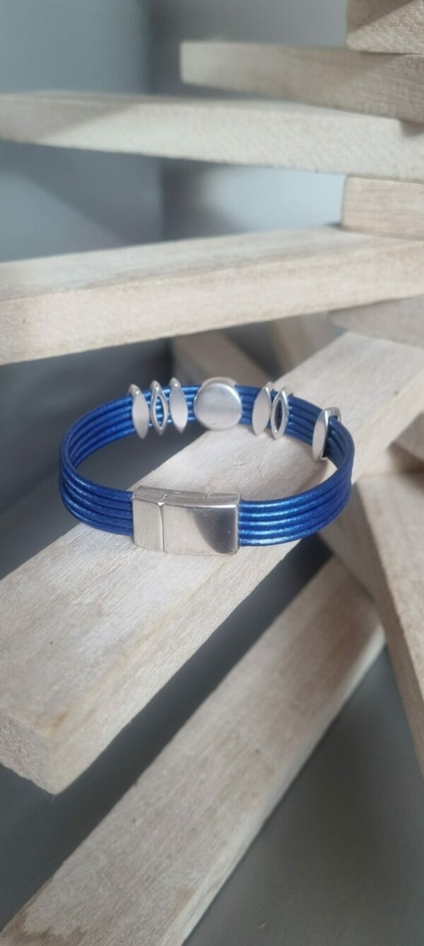 Bracelet femme en cuir rond bleu métallisé, passants argentés