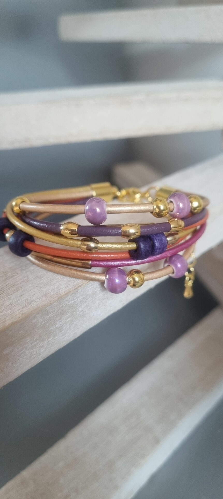 Bracelet femme en cuir rond, perles dorées et céramiques
