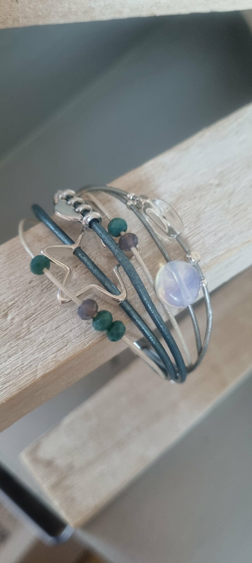 Bracelet femme en cuir rond bleu et argenté passants en verre et argentés