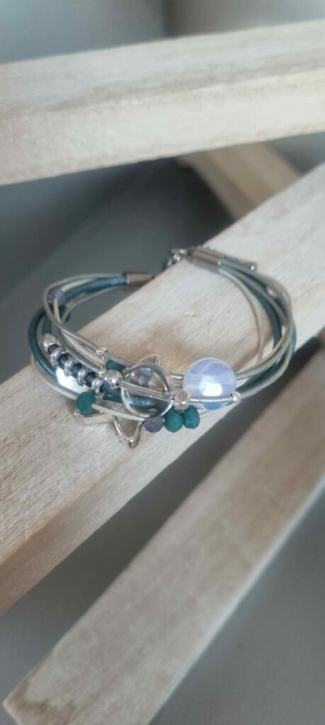 Bracelet femme en cuir rond bleu et argenté passants en verre et argentés