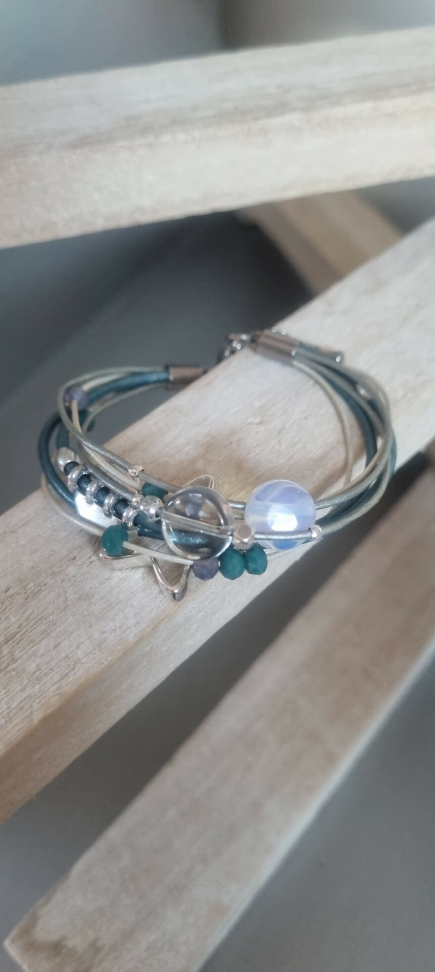 Bracelet femme en cuir rond bleu et argenté passants en verre et argentés