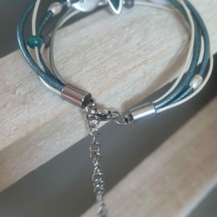 Bracelet femme en cuir rond bleu et argenté passants en verre et argentés