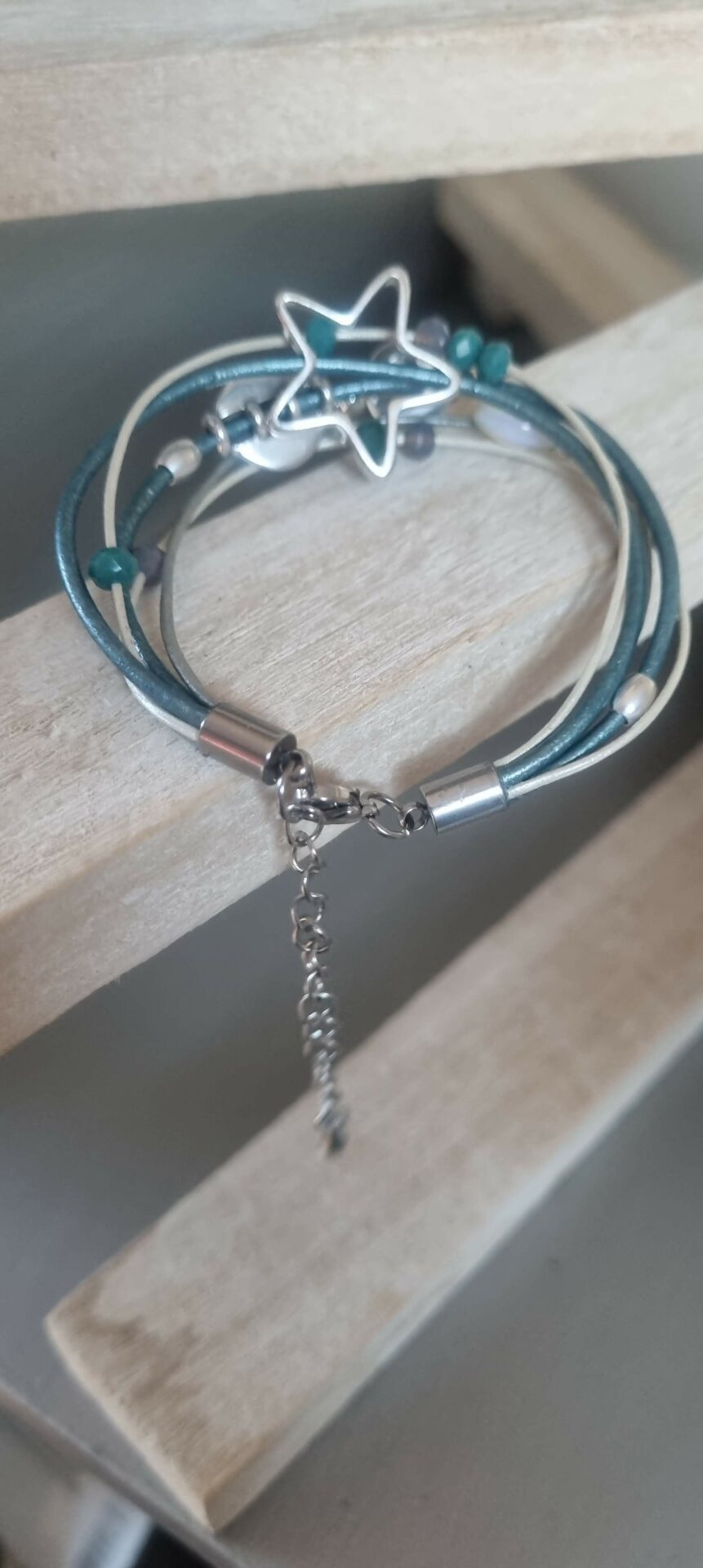 Bracelet femme en cuir rond bleu et argenté passants en verre et argentés