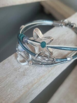 Bracelet femme en cuir rond bleu et argenté passants en verre et argentés