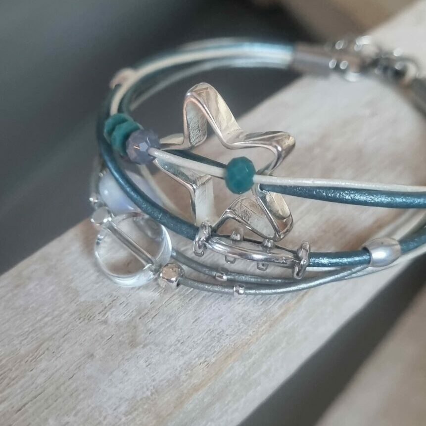 Bracelet femme en cuir rond bleu et argenté passants en verre et argentés